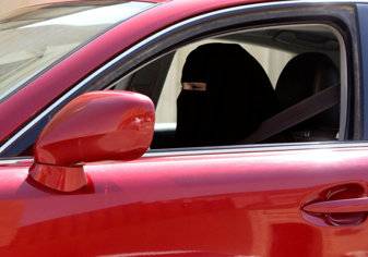 مفاجأة غير متوقعة لسعوديات في أول دروسهن لتعلم قيادة السيارات (فيديو)