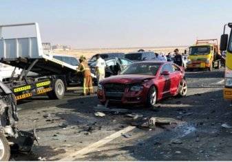 حادث مروري شنيع لشاحنة تدهس سيارات تعرضت لحادث جماعي في أبوظبي (فيديو وصور)