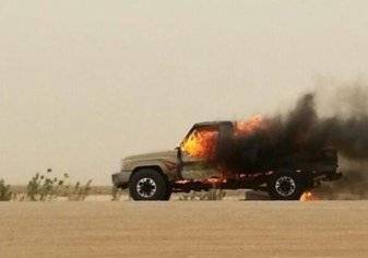 سيارة تصطدم بشاحنة على أحد طرق محافظة حفر الباطن وتحترق بالكامل (فيديو)