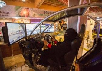 هكذا تعلمت السعوديات قيادة السيارات بمهرجان الجنادرية32 (فيديو)