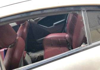 تلفيات شديدة في سيارة فنانة مصرية بعد تعرضها للاعتداء (صور)