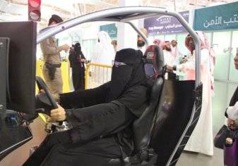 260 سعودية بينهن شخصية شهيرة يقدن السيارة لأول مرة (صور)