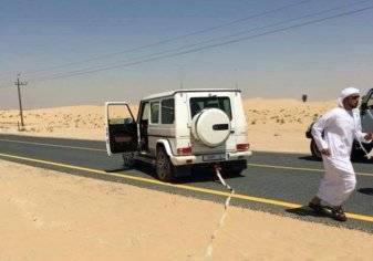لفتة إنسانية من حاكم دبي تجاه أسرة أوروبية علقت سيارتها في الرمال (صور)