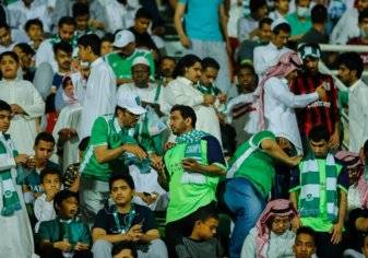 "ملابس النوم" تتسبب في طرد مشجعين بالدوري السعودي -صور