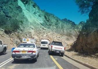 انهيارات صخرية تغلق الطريق الوحيد لـ عبس – المجاردة وتهدد حياة قائدي السيارات (صور)