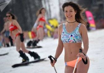 في روسيا.. التزلج على الجليد بـ "ملابس البحر"- صور