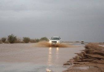 مياه الأمطار بمحافظة تربة تحتجز سيارة بها أب وأبناؤه (فيديو)