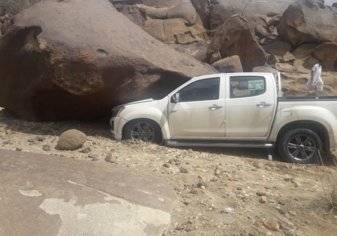 صخرة عملاقة تسقط على سيارة عائلة بخميس مشيط (صور)