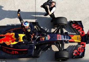 بالصور.. احتفال غريب من سائق ريد بل بعد تتويجه بجائزة الصين للفورمولا1
