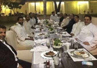 ولي العهد السعودي يقيم مأدبة عشاء لضيوف القمة العربية