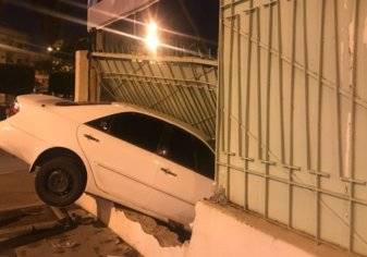 سيارة تقتحم فناء مدرسة بالطائف وتحطم جدارها (صور)