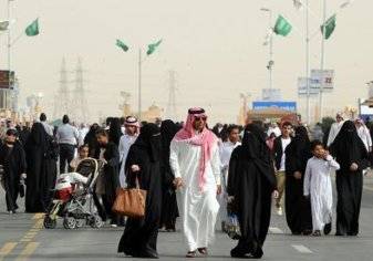 إلزام العاملين في القطاع الخاص بالزي السعودي والفتيات بالاحتشام