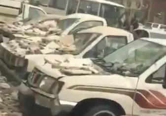 واجهة مبنى تسقط على عدد من السيارات بالرياض (فيديو)
