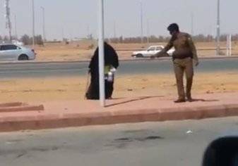 شاهد ما فعله رجل أمن سعودي مع مسنة على أحد طرق المملكة (فيديو)