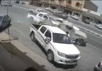 شاب ينجو بأعجوبة من حادث مروري مروع بالطائف (فيديو)