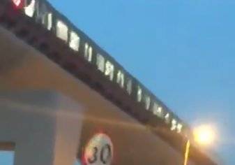 قطار الرياض يسير في شوارع العاصمة للمرة الأولى (فيديو)