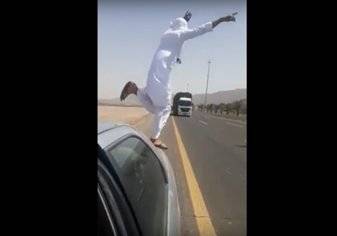 بالفيديو: متهور يرمي نفسة أمام شاحنة .. والسائق يتصرف بذكاء