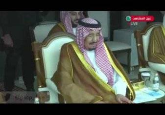 بالفيديو: تأثر الملك سلمان عندما قدم محمد عبده وصلة غنائية في والده