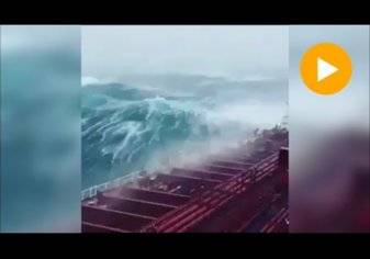 شاهد.. منظر مرعب لسفينة وسط أمواج  ‫إعصار ميكونو