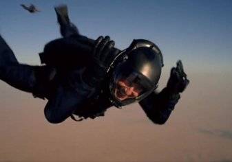شاهد.. توم كروز يقفز من ارتفاع 7600 متر فوق أبوظبي
