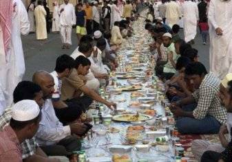 أهالي الطائف يقيمون أكبر سفرة رمضانية صدقة عن روح الملك عبدالله