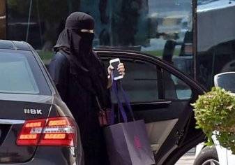 لحظة استلام أولى رخص القيادة النسائية في المملكة (فيديو)