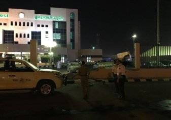 شاحنة تقتحم مبنى البريد السعودي بالمدينة المنورة (فيديو)