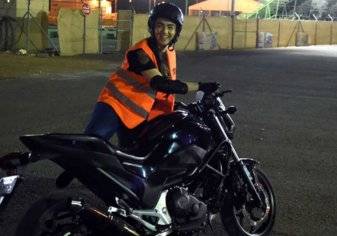 لأول مرة.. فتيات يتدربن على قيادة الدراجات النارية بالرياض (فيديو)