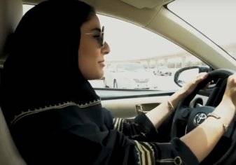 سعودية تكشف عن تجربتها مع تعلم القيادة والحصول على رخصة (فيديو)