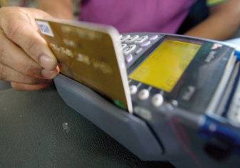المصارف الكويتية: لا تسمحوا للمتاجر بمسح بطاقاتكم المصرفية