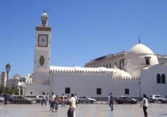 الحكومة تهدد بفصل أئمة مساجد في الجزائر... والسبب؟
