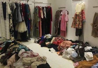 شاب سعودي يفتتح محلاً لتقديم الملابس للمحتاجين مجاناً