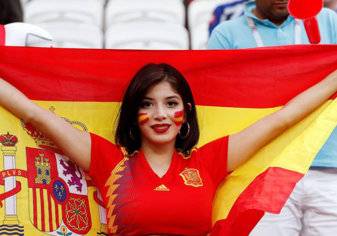 بالفيديو.. مشجع يتحرش بـ "مذيعة إسبانية" في كأس العالم