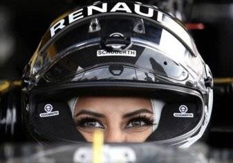 تعرف على أول سعودية تقود سيارة فورمولا1 (صور)