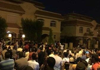 الجماهير تحاصر منزل محمد صلاح والشرطة تتدخل (فيديو وصور)