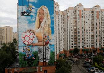 قصة طريفة وراء "صورة جدارية" لحسناء روسية في موسكو