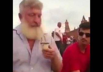 هكذا تصرف أحد مشجعي كأس العالم بعد تذوق القهوة العربية! (فيديو)