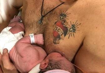 بالصور: أب يرضع طفلته بدلاً من أمها المريضة!