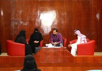 بالصور: وافد عربي يجري مقابلات مع نساء سعوديات في منطقة الجوف