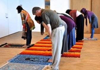 إمام مسجد يسمح بصلاة مختلطة بين النساء والرجال‎‎