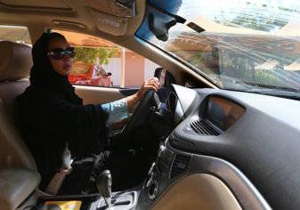 المواصفات السعودية توجه هذه النصائح الهامة للمرأة السعودية التي تقود سيارة