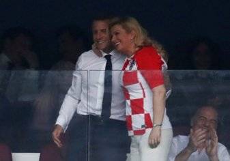 بالفيديو والصور.. قبلة رئيس فرنسا لرئيسة كرواتيا في نهائي المونديال تثير جدلاً