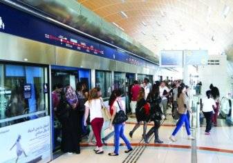 رجل يتنكر بزي النساء في مترو دبي.. والسبب؟