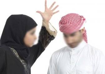 زوجة سعودية تضرب زوجها بالمكنسة.. تتصدر تويتر