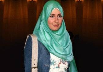 إعلامي مصري عن خلع حلا شيحا للحجاب وعودتها للفن: يجب أن نحترم البشر (فيديو)