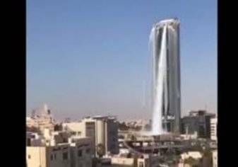 بالفيديو.. شلال مياه يتدفق من فوق فندق عربي شهير