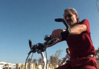 الوليد بن طلال يقود الدراجة الهوائية في شوارع الرياض (فيديو)
