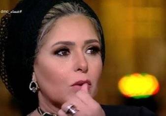 الفنانة المصرية صابرين تبكي على الهواء بسبب والدها (فيديو)
