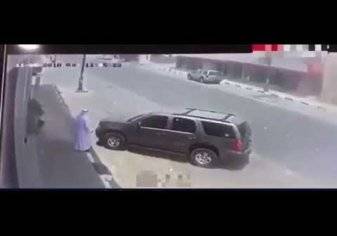 سائق متهور يفقد السيطرة على سيارته بنجران.. شاهد ما حدث له (فيديو)
