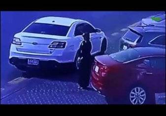بالفيديو.. فتاة تسرق سيارة أمام أحد المولات بالسعودية